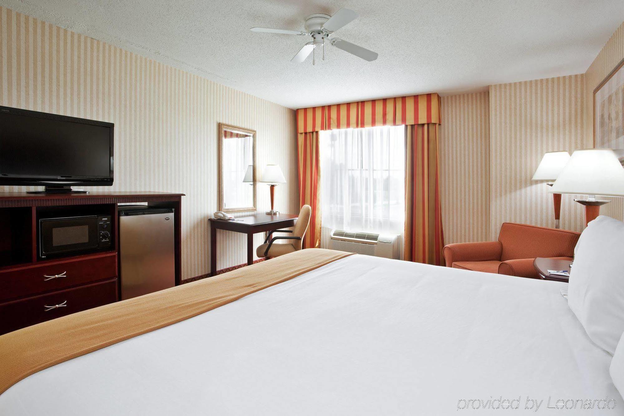 Holiday Inn Express Wixom By Ihg Habitación foto